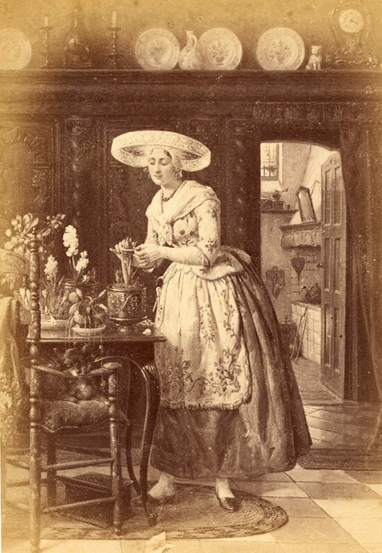 Dame in antiek gemeubileerd interieur (foto van schilderij van Otto Eerelman, uit album)