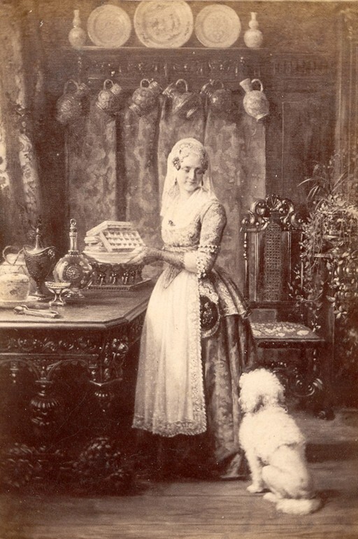 Dame in antiek gemeubileerd interieur (foto van schilderij van Otto Eerelman, uit album)
