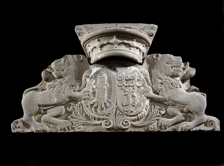 Bovenbalk en sluitstuk met alliantiewapens De Mepsche en Alberda