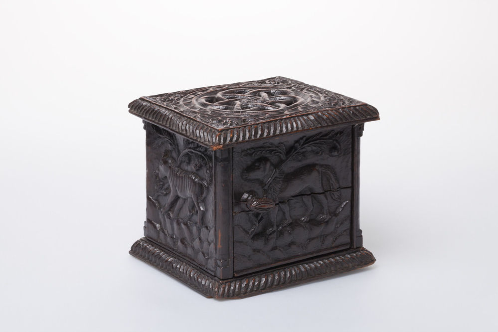 Stoof versierd met snijwerk