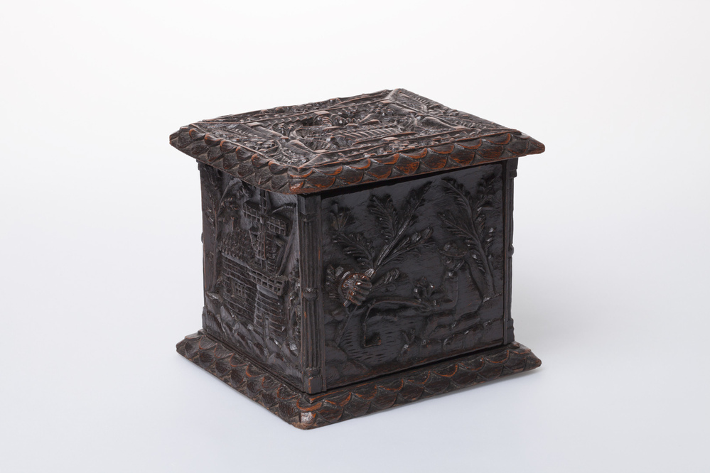 Stoof versierd met snijwerk