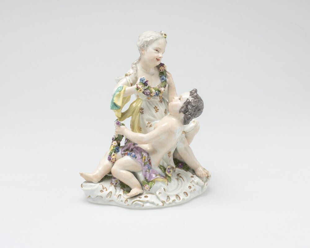 Meisje met jongen (Amor) en bloemslinger