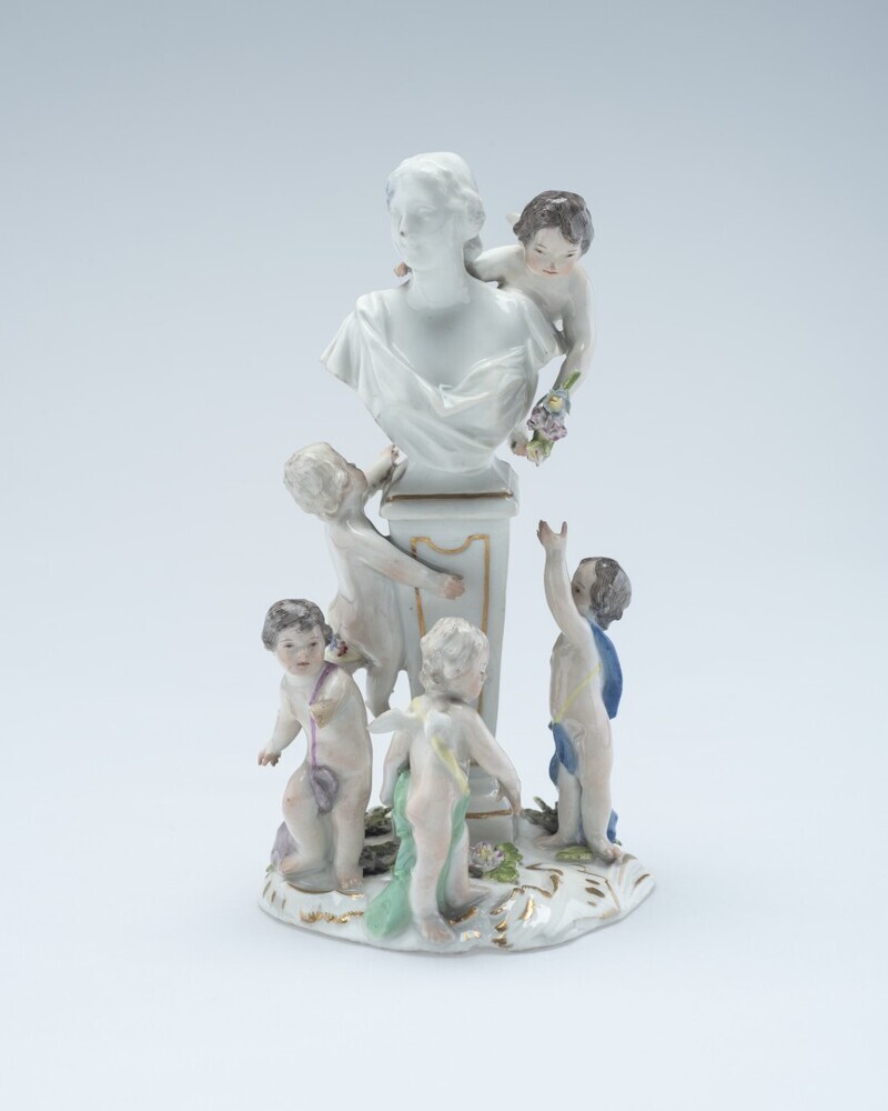 Buste omgeven door putti op piëdestal