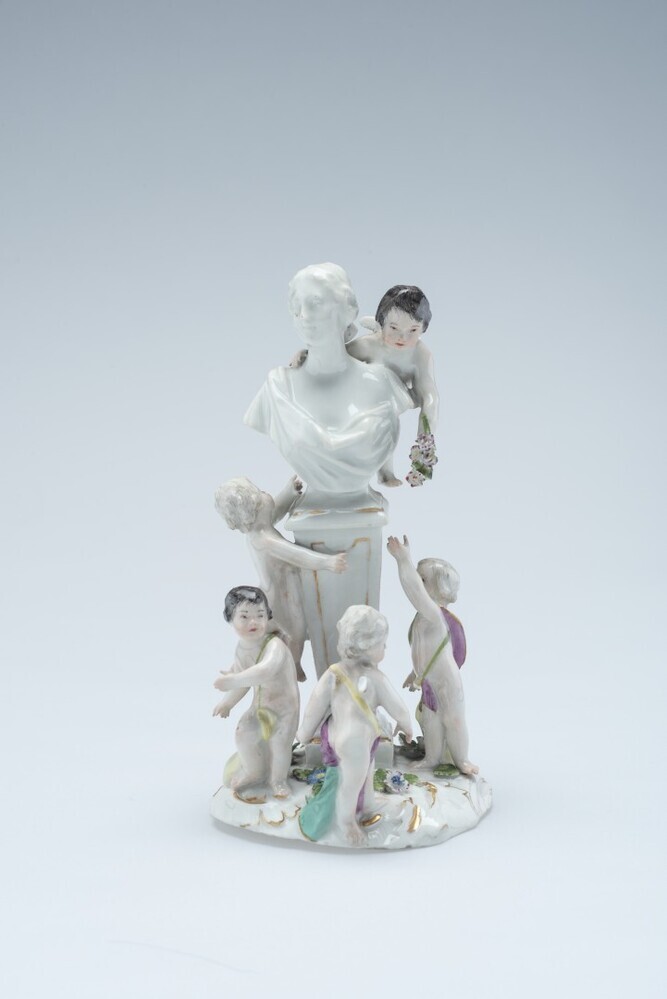 Buste omgeven door putti op piëdestal