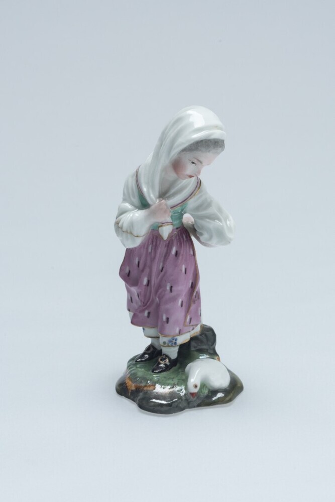 Beeld meisje bij dode vogel