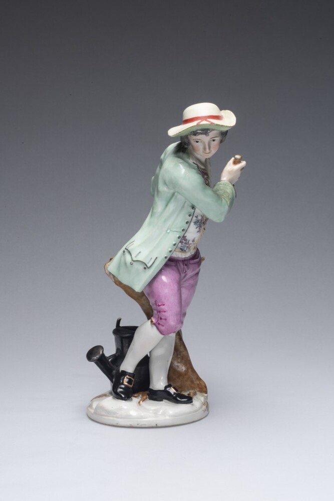 Jongeman bij boomstam