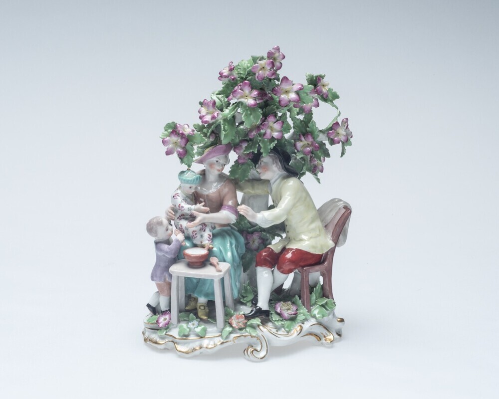 Familiegroep onder een bloeiende boom