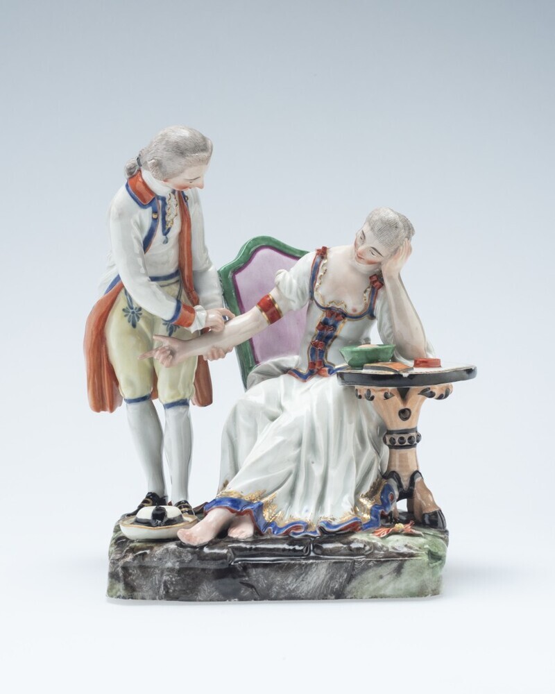 Beeld man en vrouw bij tafeltje