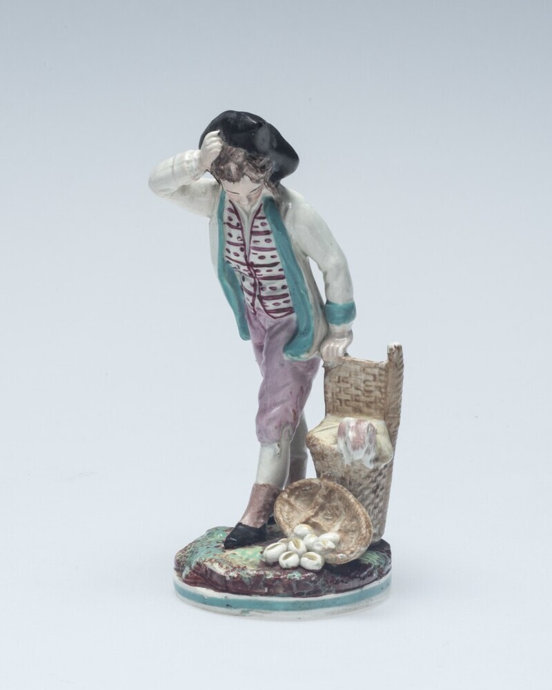 Jongeman bij mand met konijn