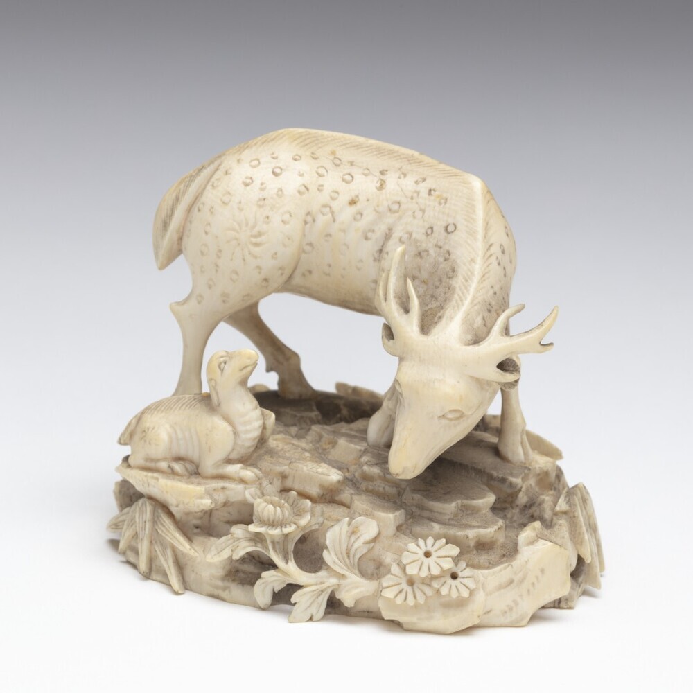 Hert en rustend schaap