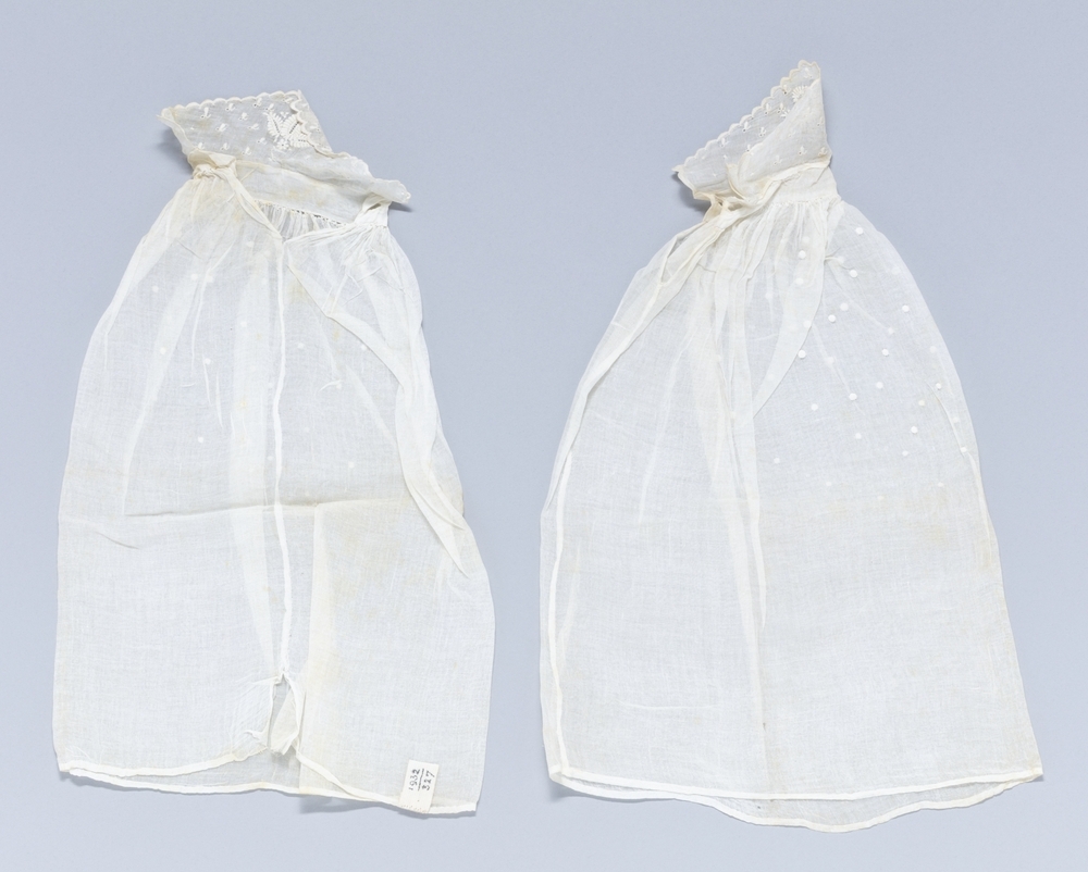 Twee batisten insteekmouwen