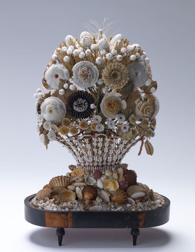 Twee bloemenmandjes onder stolpen