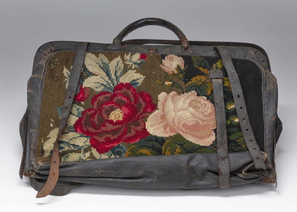 Valies met geborduurde rozen