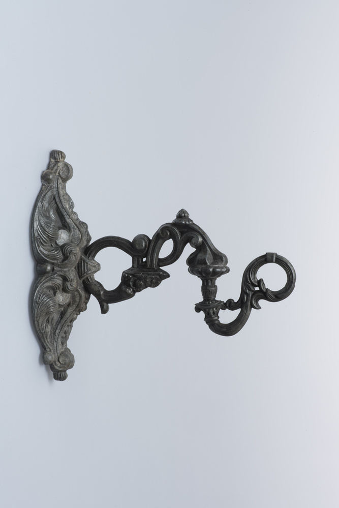 Twee driearmige lusters