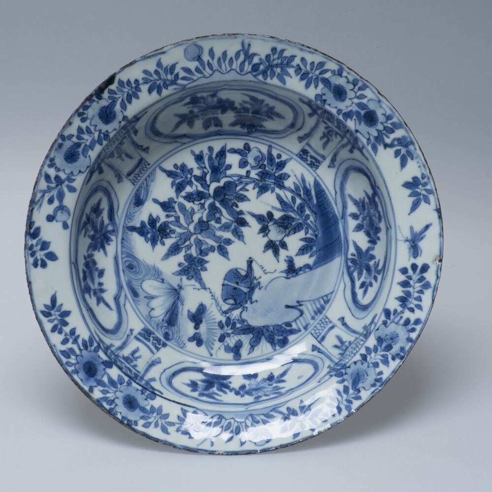 Klapmuts, klapmuts kom met een krab op een rots bij een perzikboom