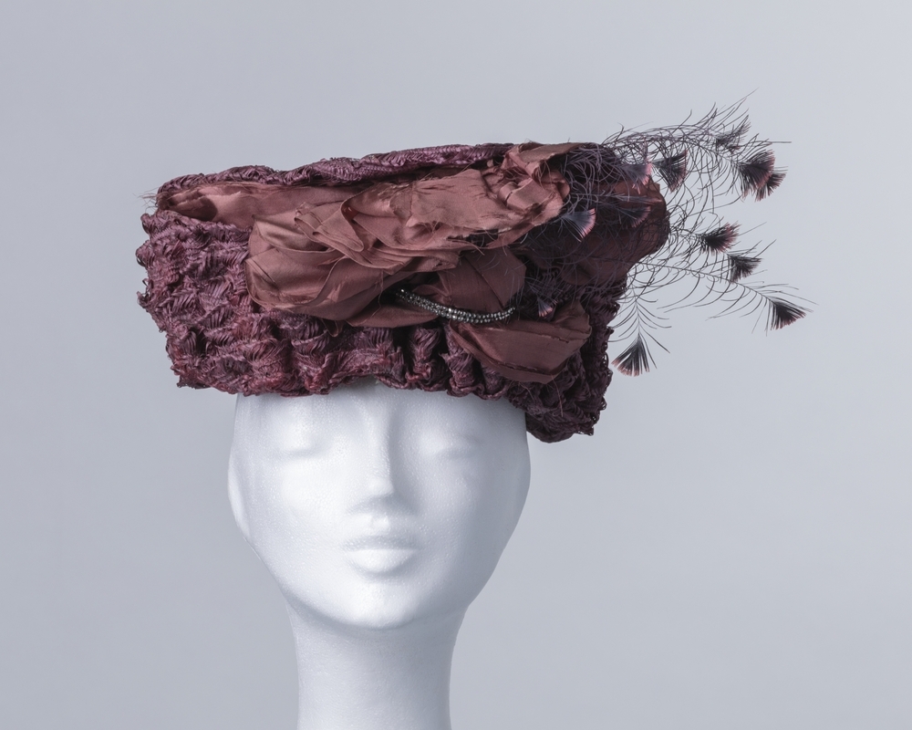 Dameshoed van paars stro