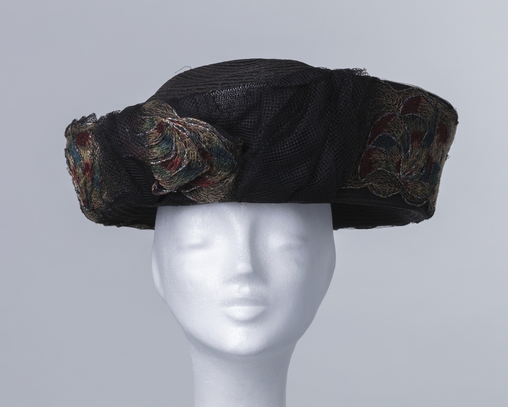 Grote zwarte dameshoed van paardenhaar