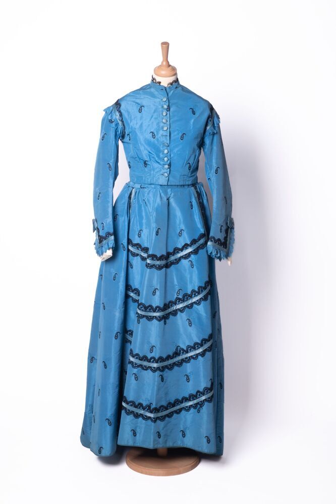 Dameskostuum of japon, bestaande uit een lijfje en een rok