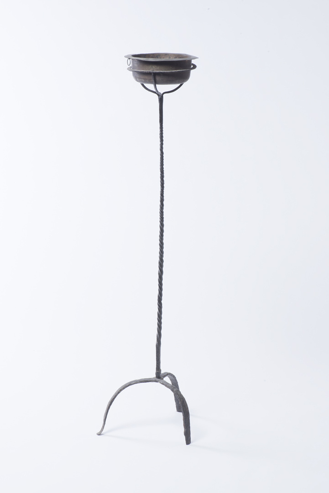 Koperen doopbekken op ijzeren standaard