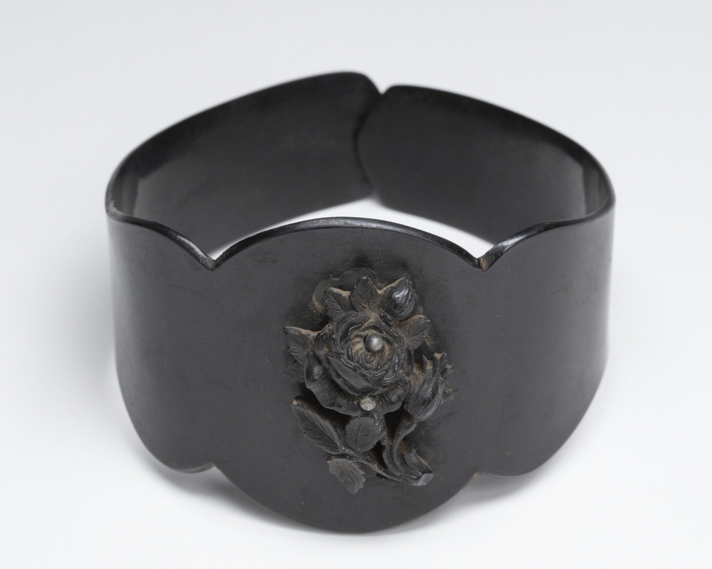 Paar rouwarmbanden van eboniet