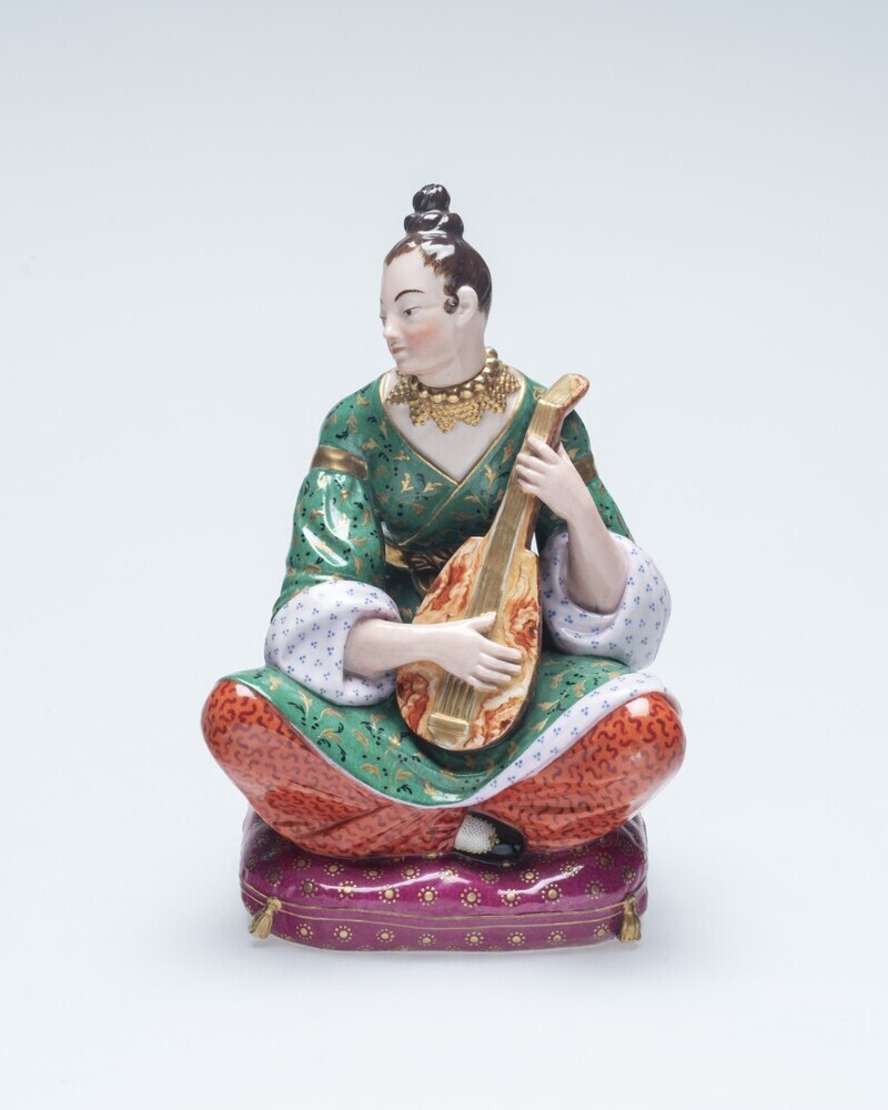 Parfumflesje in de vorm van een zittende Chinese vrouw