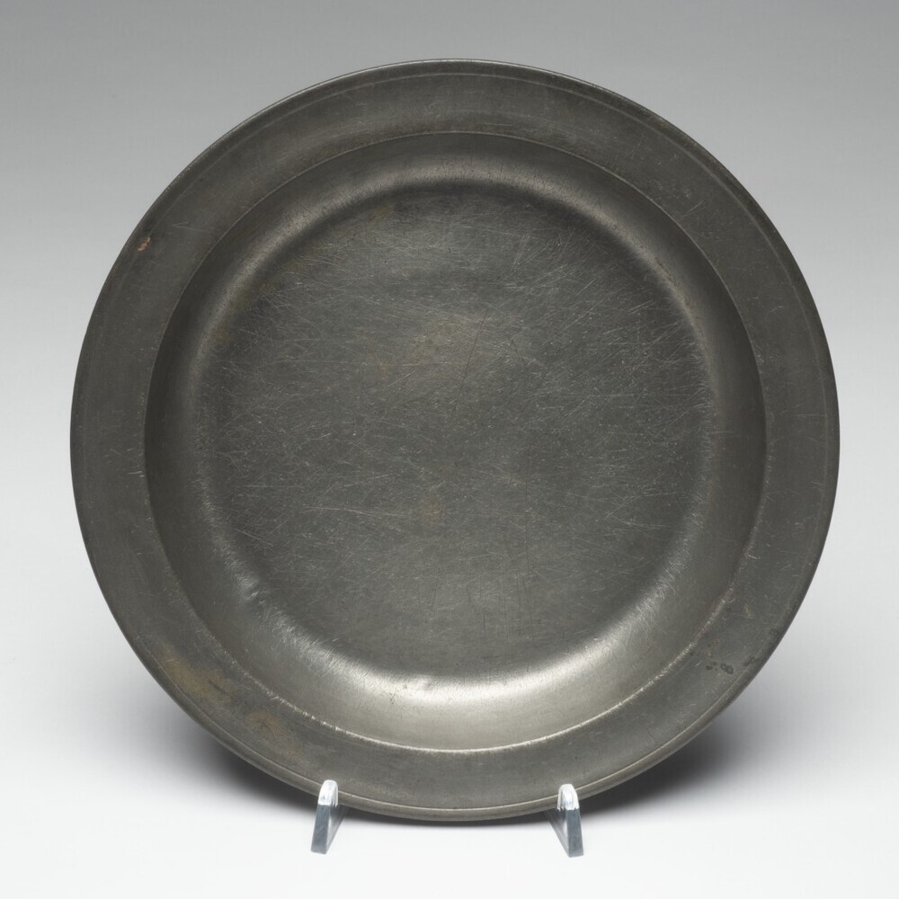 Vier diepe tinnen borden