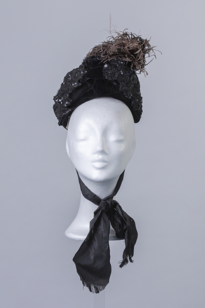 Kapothoedje van zwarte tule met fluweel, veren en lovertjes