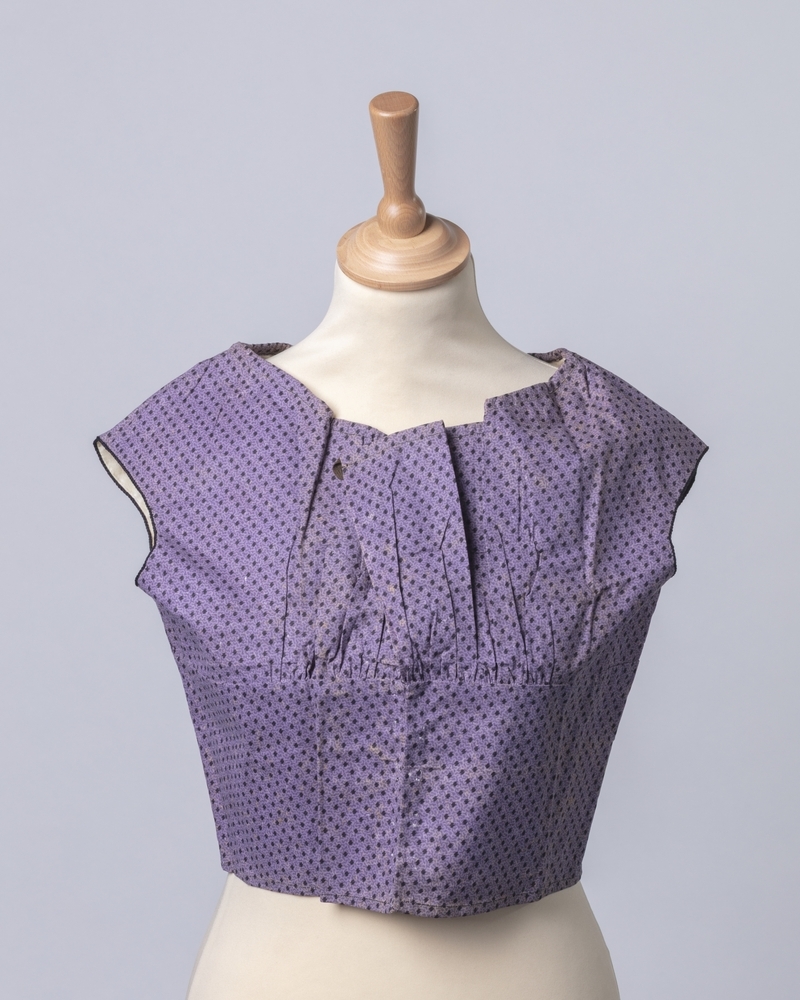 Een lijfje van paars bedrukt katoen