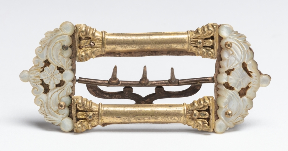 Langwerpige gesp van verguld koper en paarlemoer
