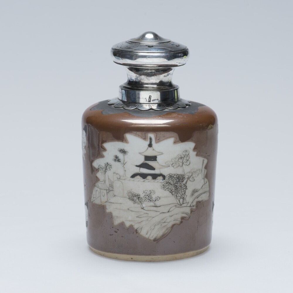 Theebus met zilveren montuur