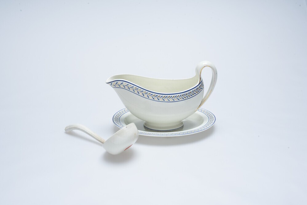 Deel van Wedgwood servies: sauskom met onderschotel