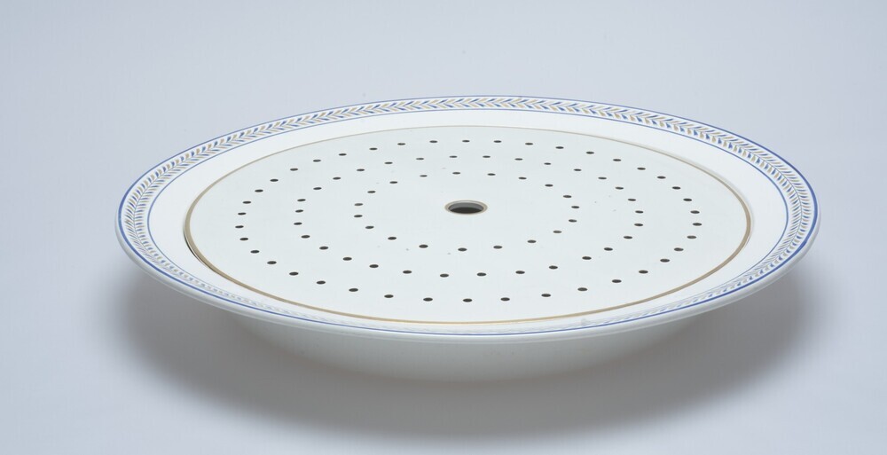 Deel van Wedgwood servies: twee-delige lekschotel