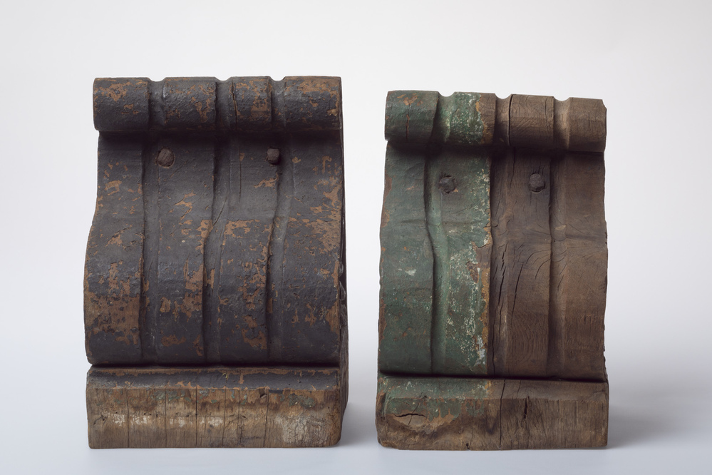 Twee eikenhouten sleutelstukken