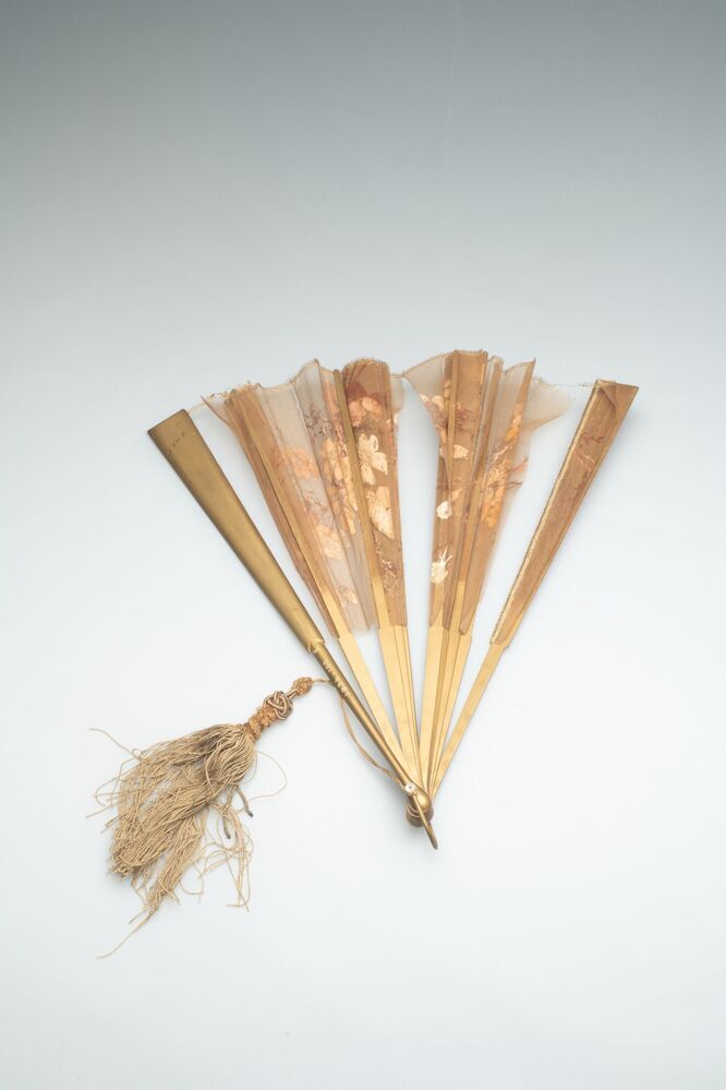 Vouwwaaier van goudkleurig gaas