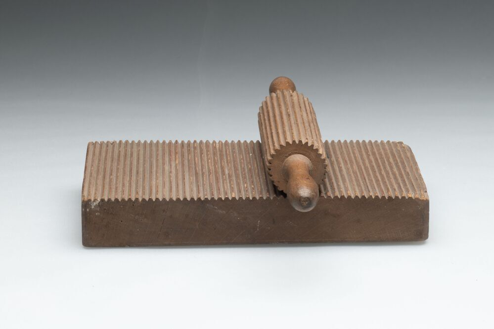 Plooiplankje en rol voor plooien van mutsen