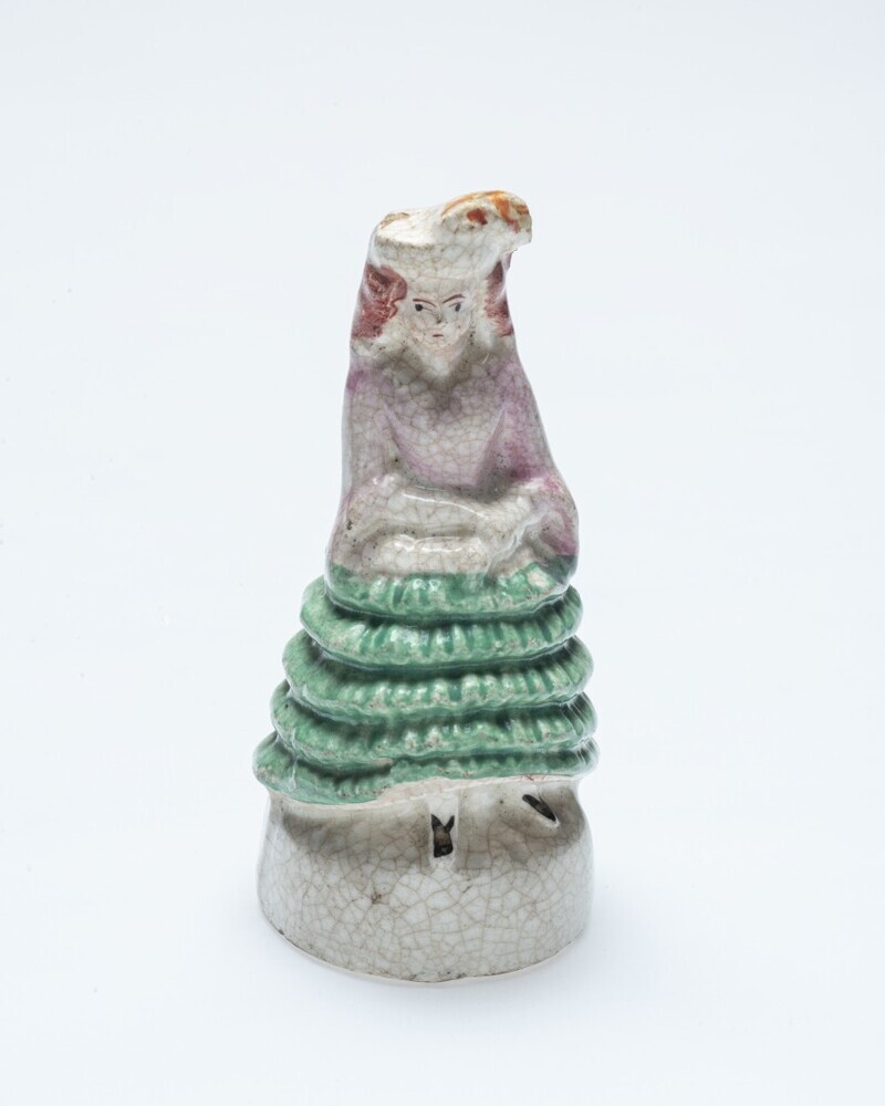 Staande vrouw in crinolinejurk