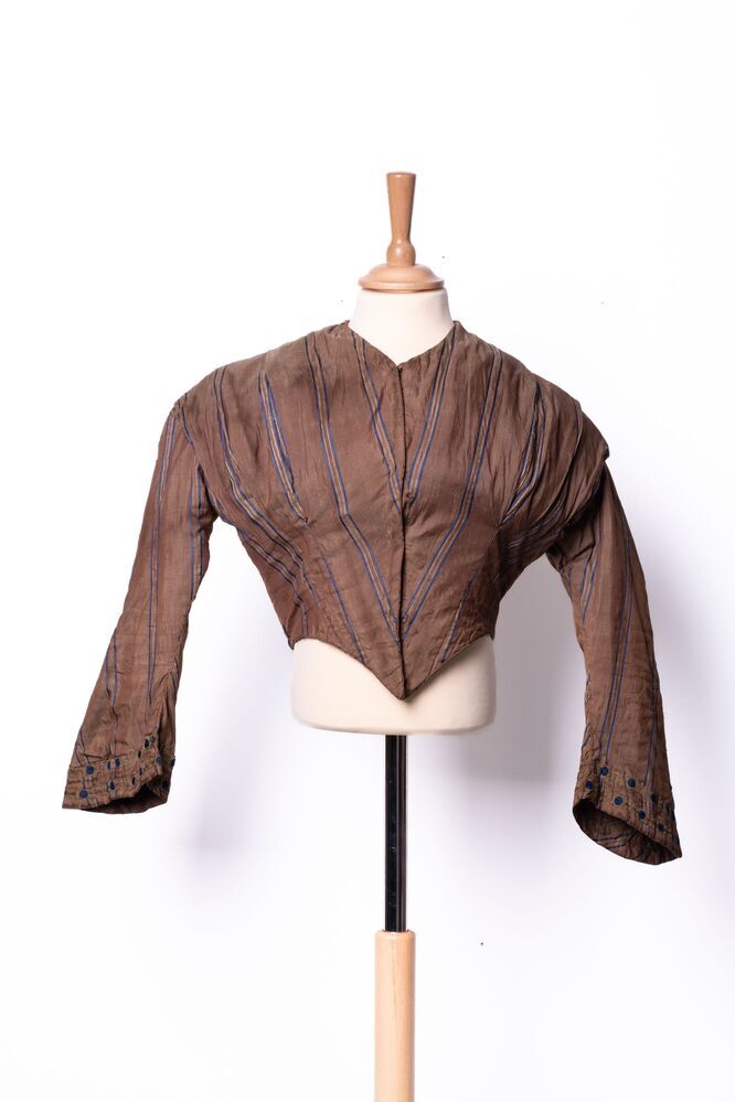 Kort donkerbruin japonlijfje, versierd met blauwe en gele streepjes