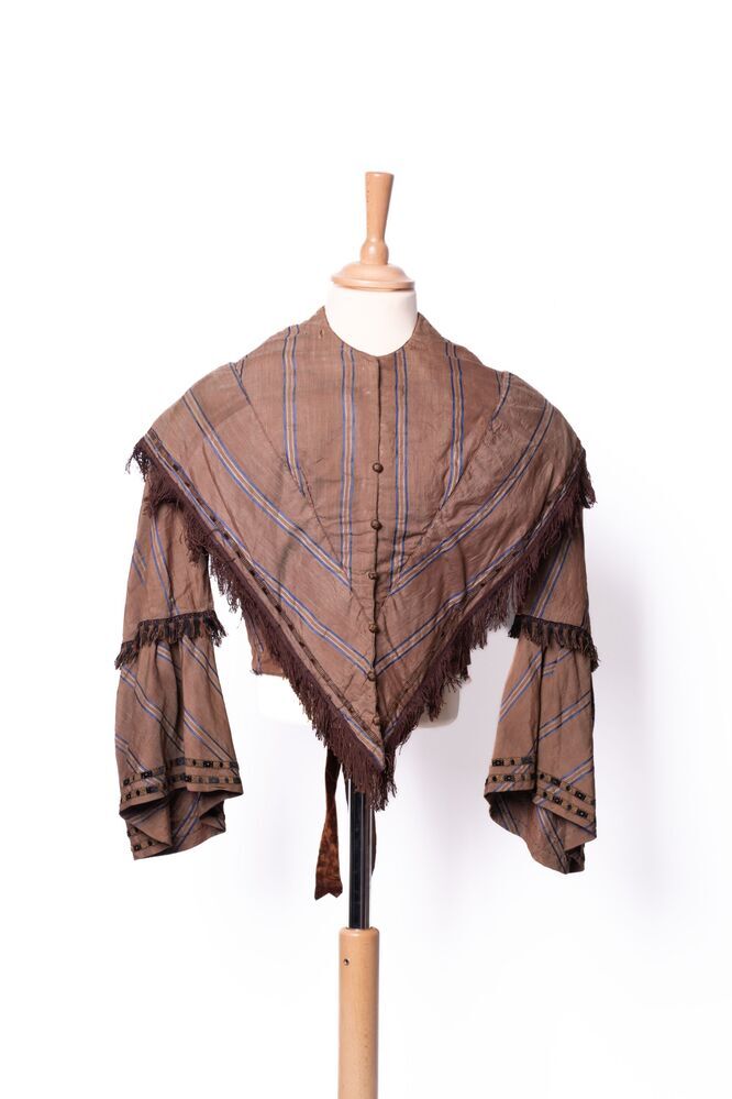 Japonlijfje van donkerbruine stof met smalle blauwe en gele strepen