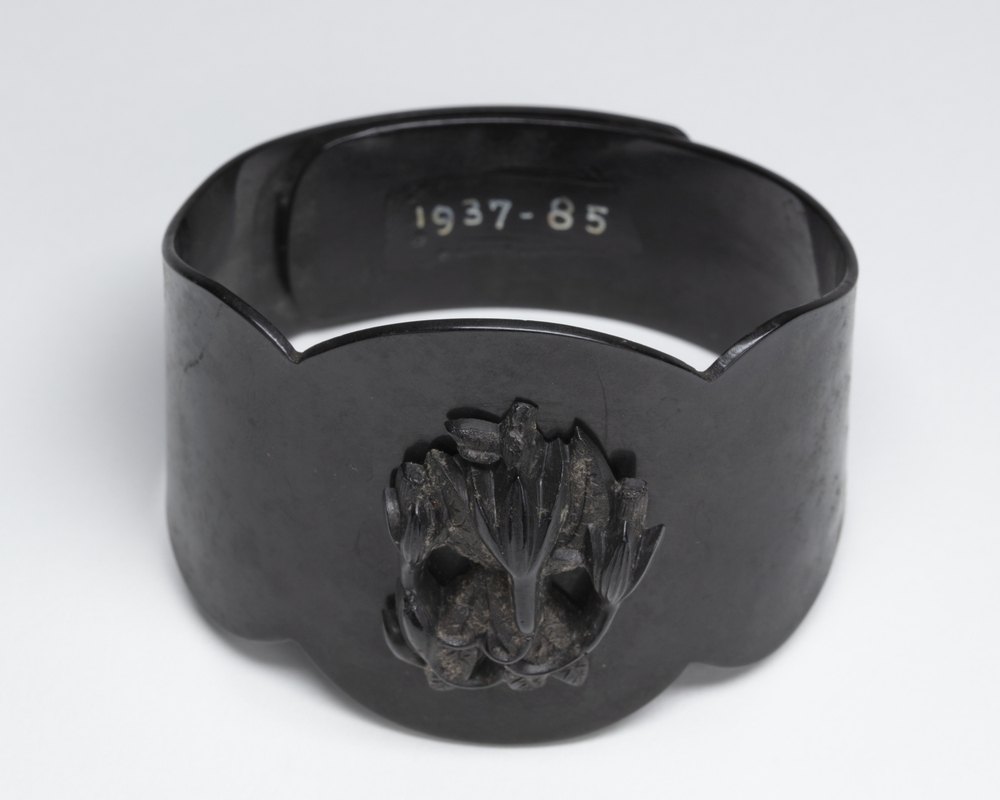 Rouwarmband van eboniet