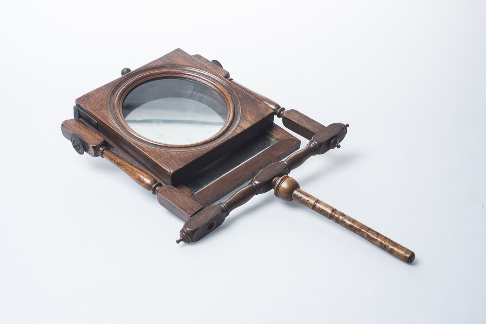 Optica spiegel in houten stander (zograscoop)