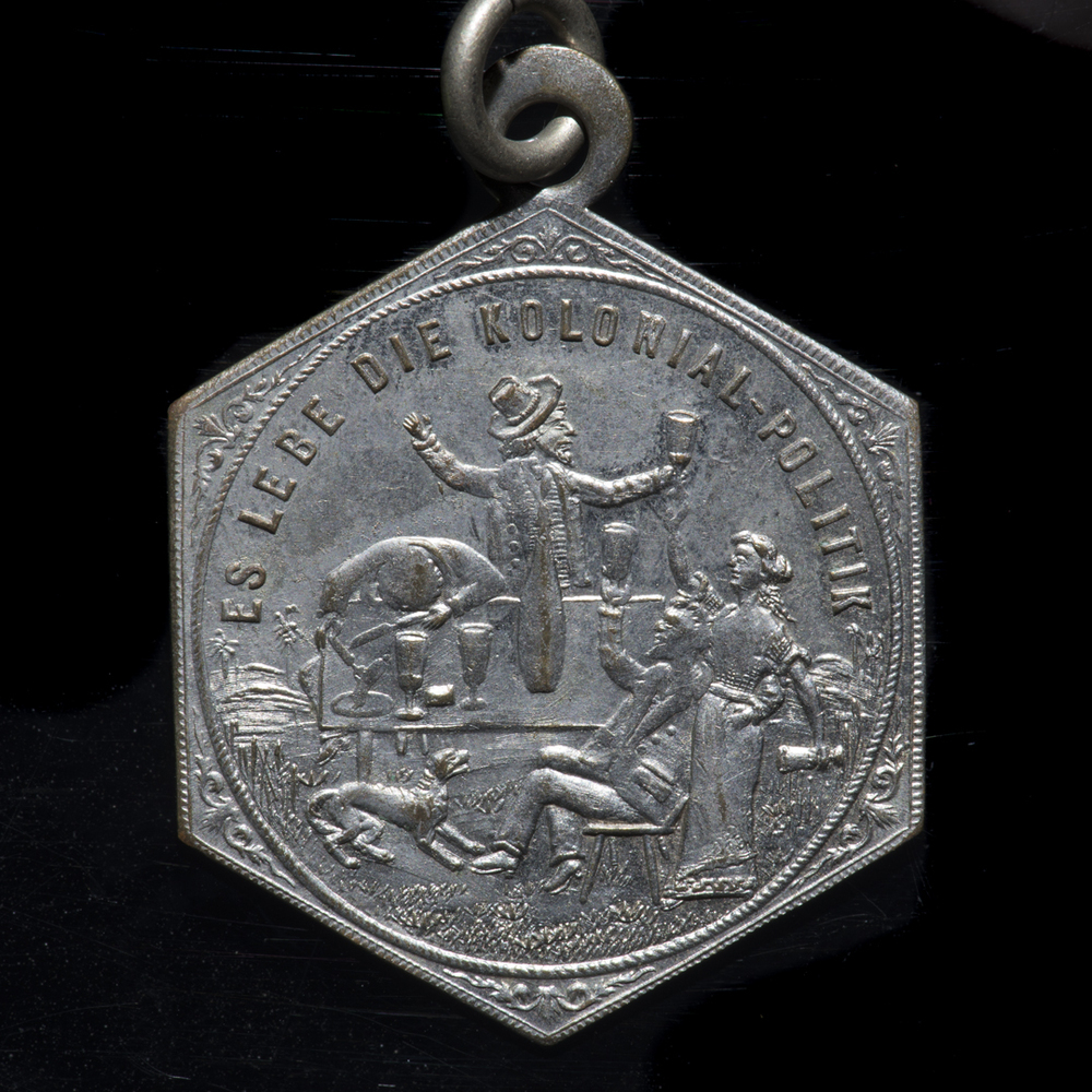 Draagpenning 'Es lebe die Kolonial-Politik'