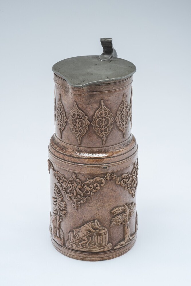 Schenkkan met tinnen deksel