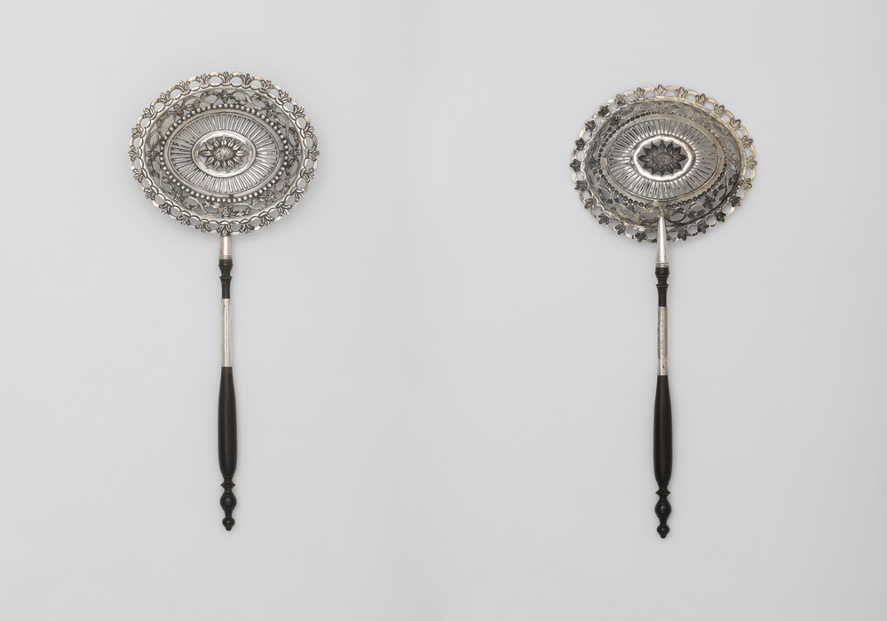 Ajour bewerkt suikerschep of -strooier van zilver