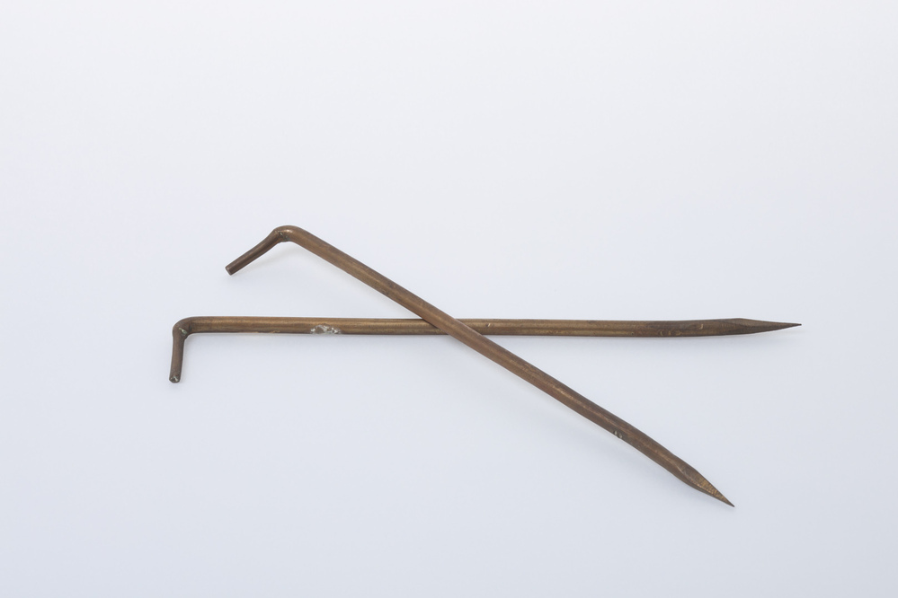 Twee geelkoperen gordijnroedes met twee dito haken