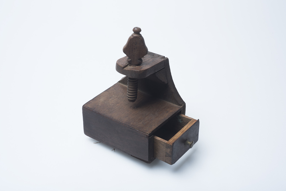 Houten schroef om borduurwerk vast te zetten