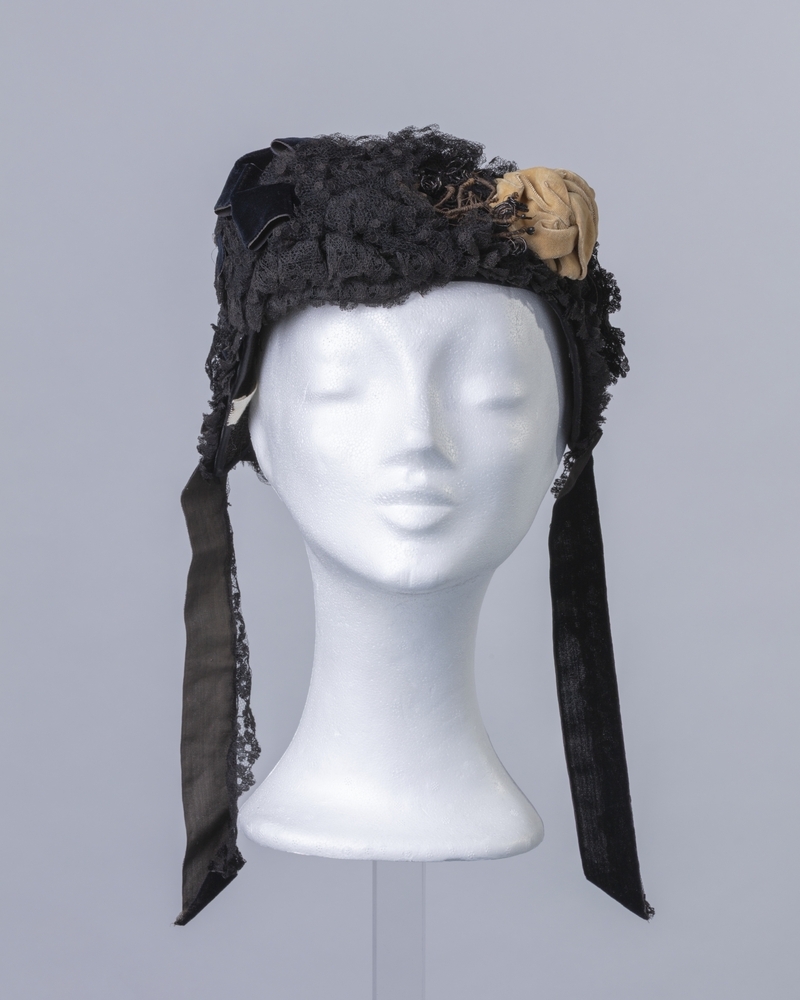 Damesmutsje van zwarte tule