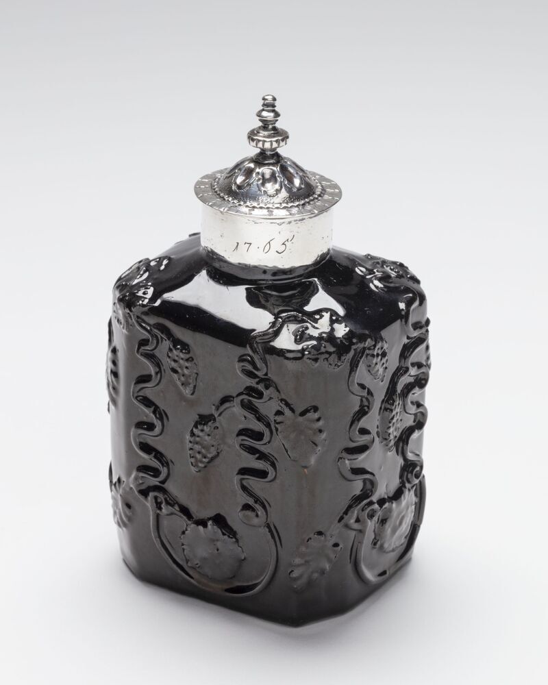 Theebus met zilveren deksel