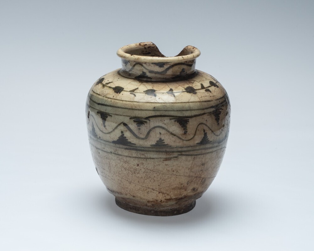 Pot van Perzisch aardewerk