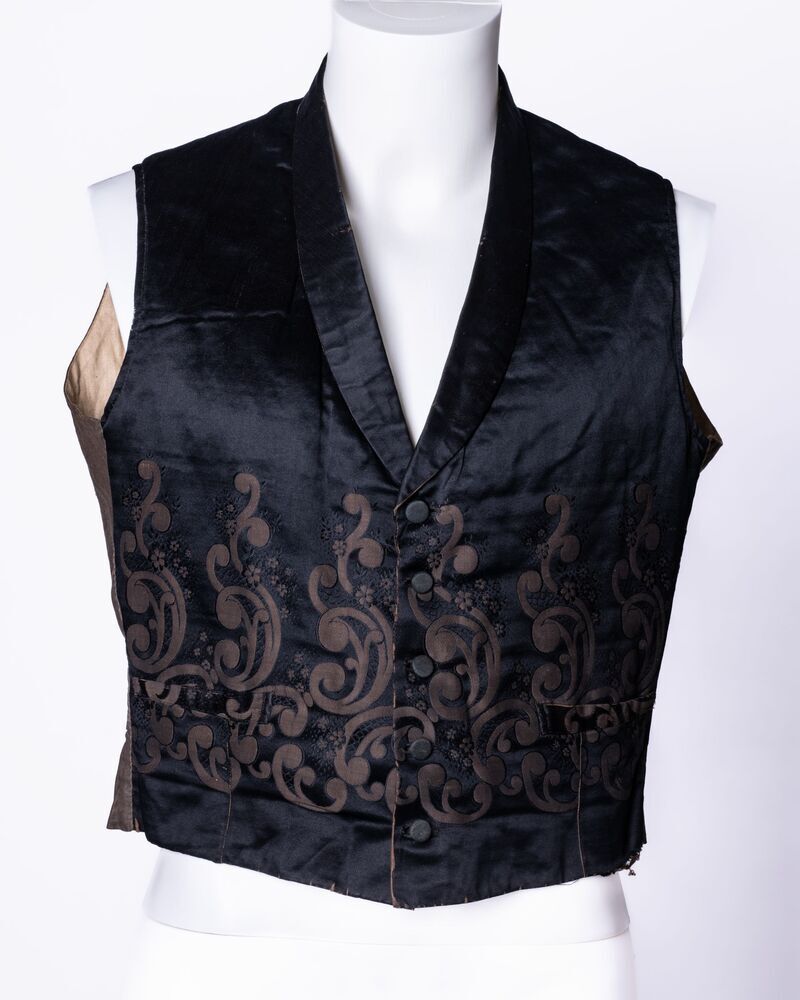 Zwart satijnen herenvestje