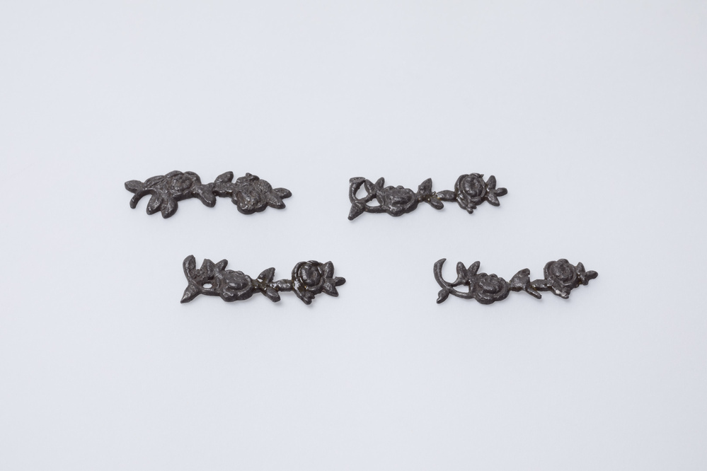 Loden model voorstellende een rozentakje